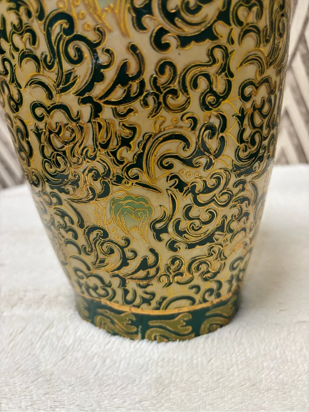 Vintage porcelain Japanese Asian vase
